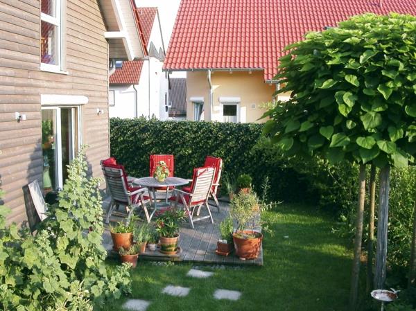 Yksityisyysnäyttö patiohuonekaluille patio puiset tuolit pensasaita