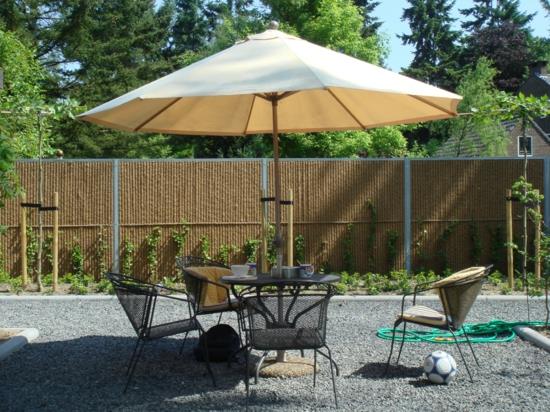 Yksityisyyden suoja puutarhassa - kodikas ja piilotettu Yksityisyysnäyttö puutarhan varjostimen seinän luonnollisessa päivänvarjossa