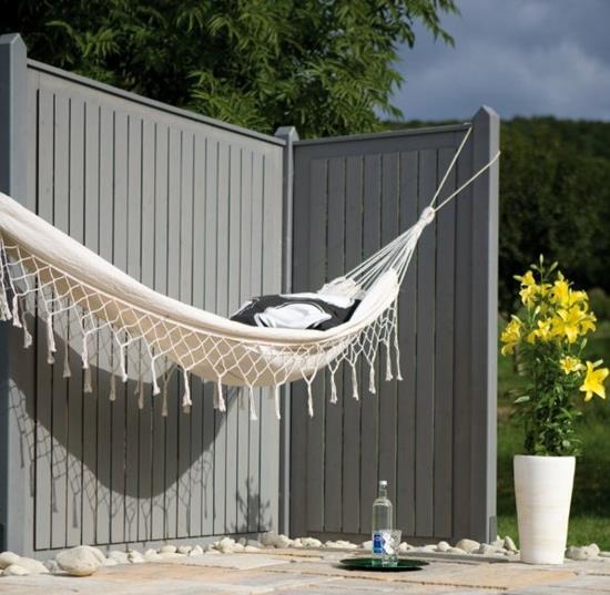 Yksityisyyden suoja puutarhassa - rentoutumisen hetkiä Yksityisyysnäyttö puutarhavarjoseinäkeinu