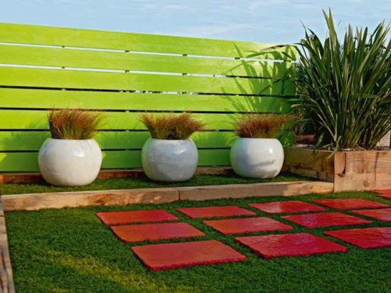 Yksityisyyden suoja puutarhassa - värilliset aksentit Yksityisyyden suoja puutarhan varjossa luovuttajan seinän aidassa