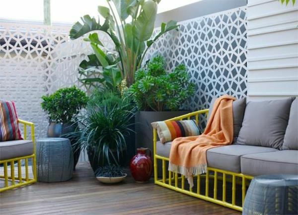 Yksityisyysnäyttö terassi valkoinen metallirakennus kasvit patio huonekalut
