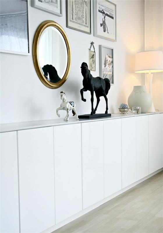 lipasto koristele valkoinen sivupöytä pöytälamppu maljakko hevonen patsaita