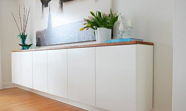 sideboard roikkuu design valkoiset kukat kynttilät