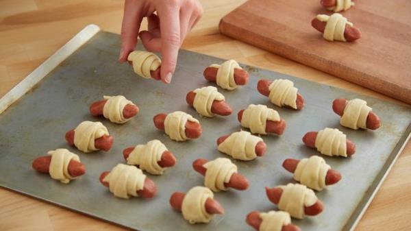 Uudenvuodenaaton menu nopeat makkarat lehtitaikinaan