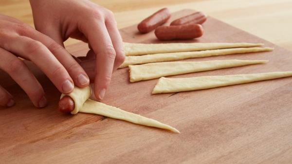 uudenvuodenaaton menu -makkarat lehtitaikinaan