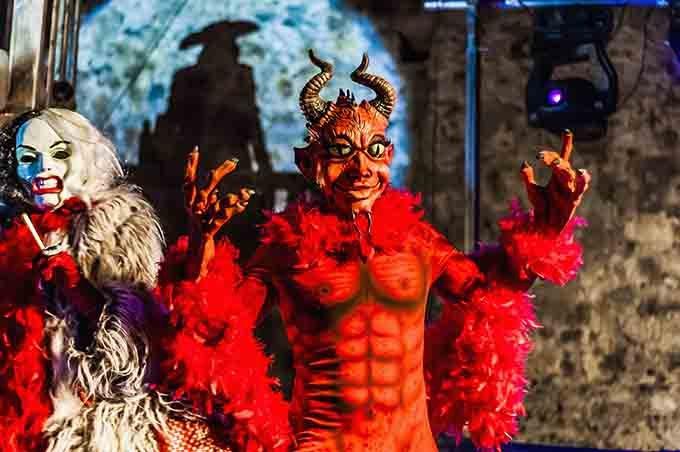 sitgesin paholaisen karnevaaliasut Espanjasta