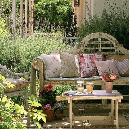 penkki tyyny vieressä pöytä kukat maljakko kaunis puutarha suunnittelu