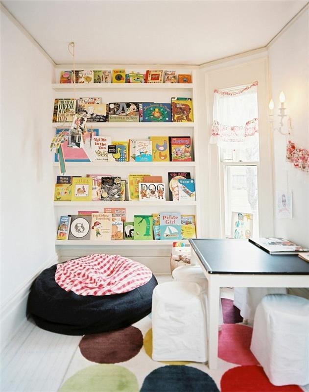 säkkituoli huonekalut lastenhuone kirjat värillinen matto