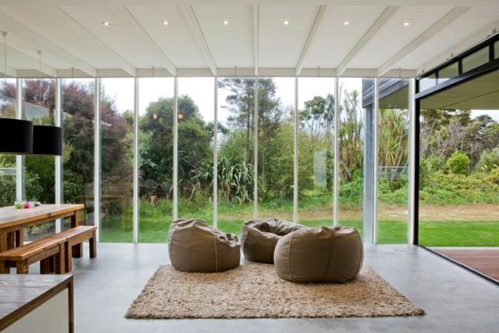 säkkituoli moderni olohuone sisustus matto beige panoraamaikkuna