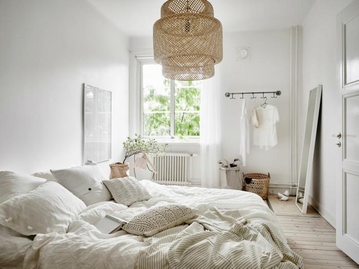 Skandinaavisesti sisustettu makuuhuone puulattiakasvit peili