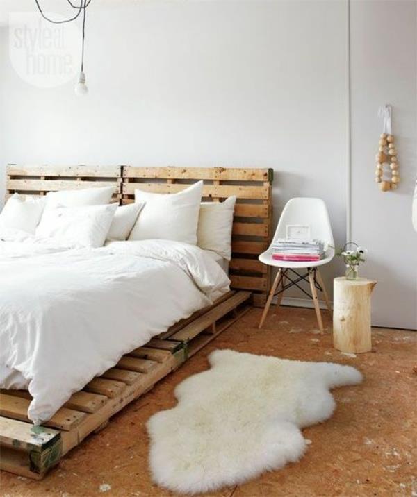 Skandinaavisesti sisustettu makuuhuoneen lampaannahkamatto skandinaavisia kodin asusteita