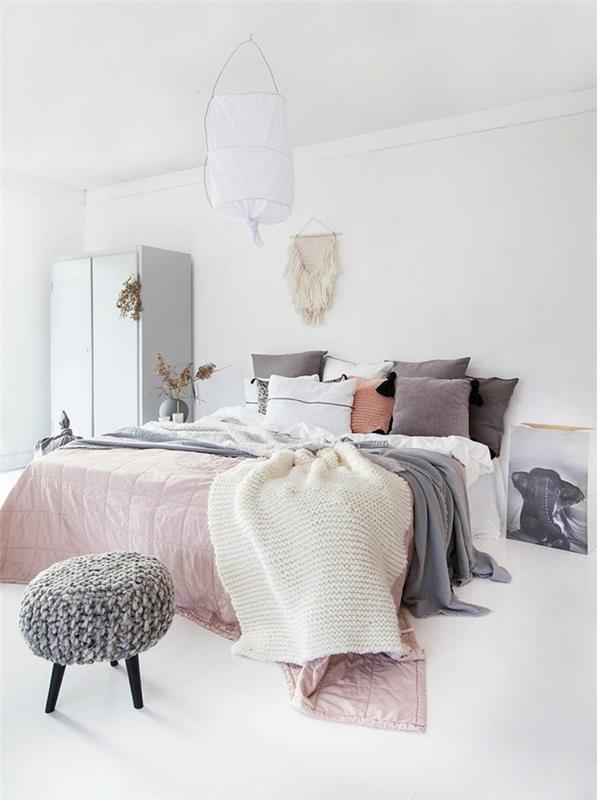 Skandinaavisesti sisustettu makuuhuone pastelliväreissä valkoinen lattia