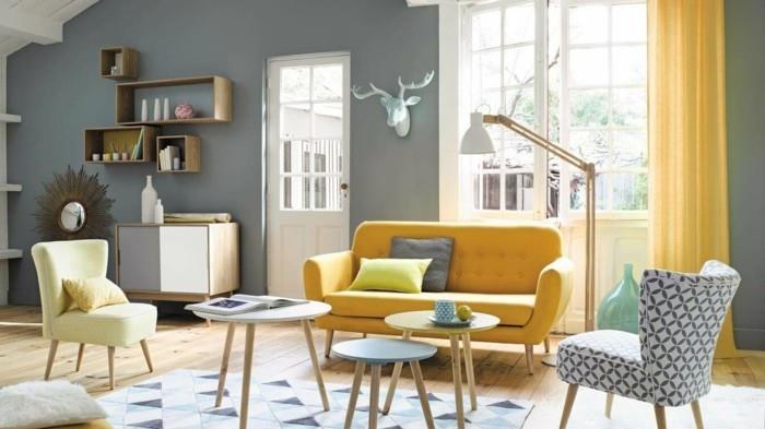 Skandinaavinen olohuone keltainen sohva pyöreät sivupöydät geometrinen matto