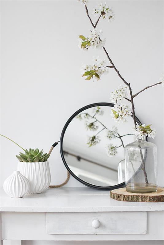 Skandinaavinen kevätkoriste peili kukkivat oksat valkoiset kodin tarvikkeet