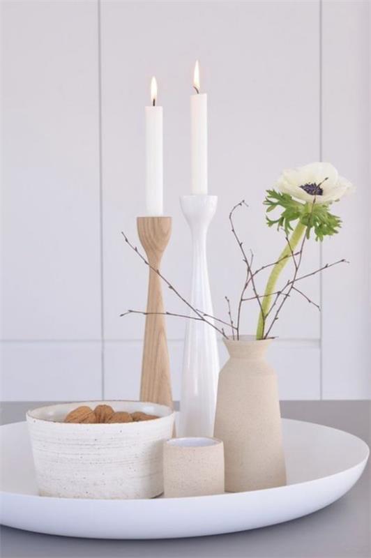 Skandinaaviset kevätkoristeelliset maljakot vaaleissa väreissä valkoinen kukka yksinkertainen eleganssi puhdas luonnollisuus kaksi kynttilää