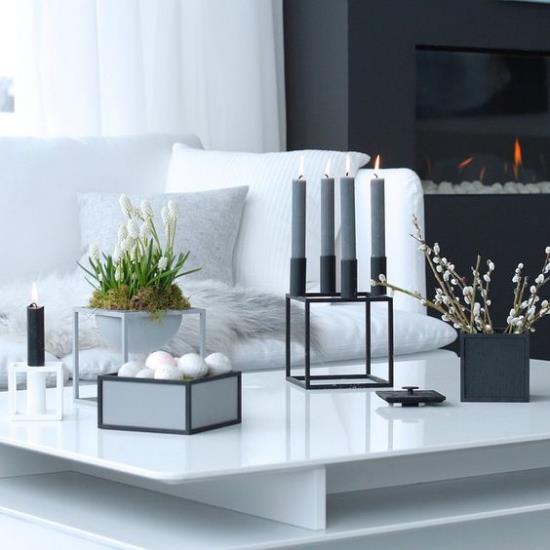 Skandinaavinen kevätkoriste tyylikäs olohuone valkoiset huonekalut harmaat kynttilät valkoiset kukat