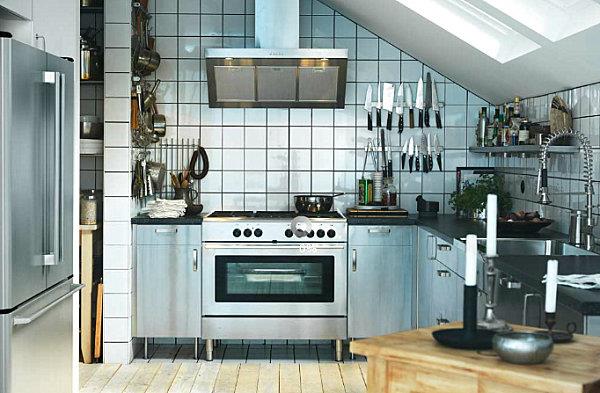 Skandinaavinen keittiö suunnittelee puuta, metallia, kiiltoa