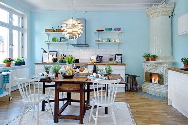 skandinaavinen keittiö suunnittelee keittiöhyllyt maalaismainen sininen seinä