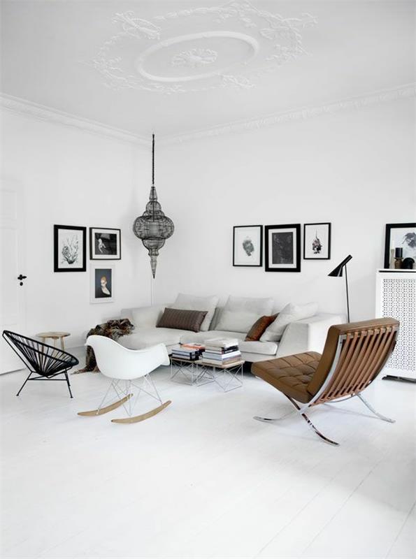 Skandinaaviset huonekalusuunnittelijan tuolit koristavat olohuonetta modernisti