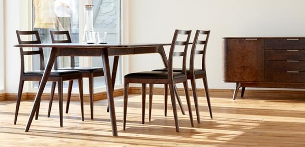 Skandinaaviset huonekalut ruokapöytä ja tuolit puukalusteet puulattia