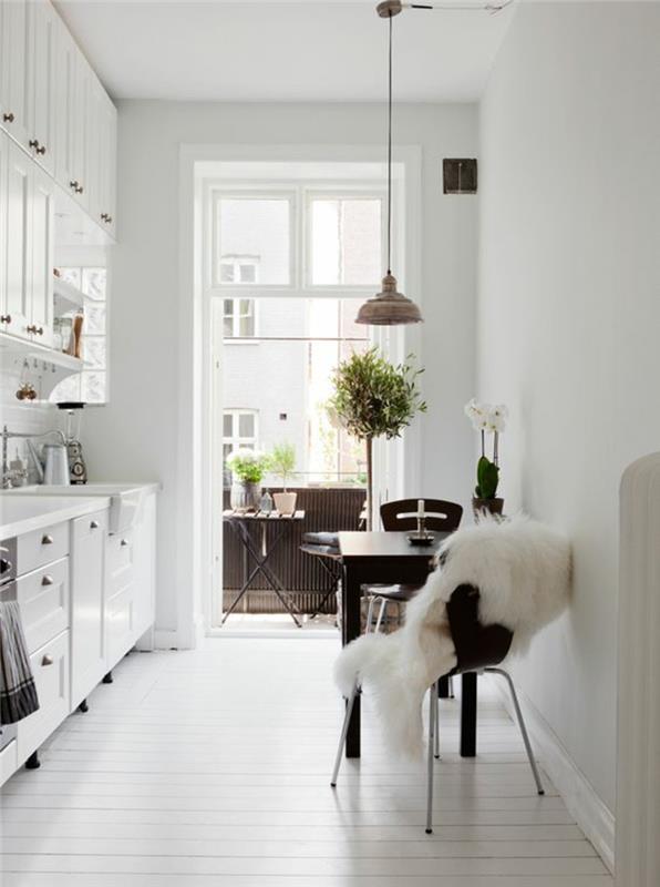 Skandinaavisia muotoiluesimerkkejä huonekaluista pienen keittiön parvekkeen asettamiseksi