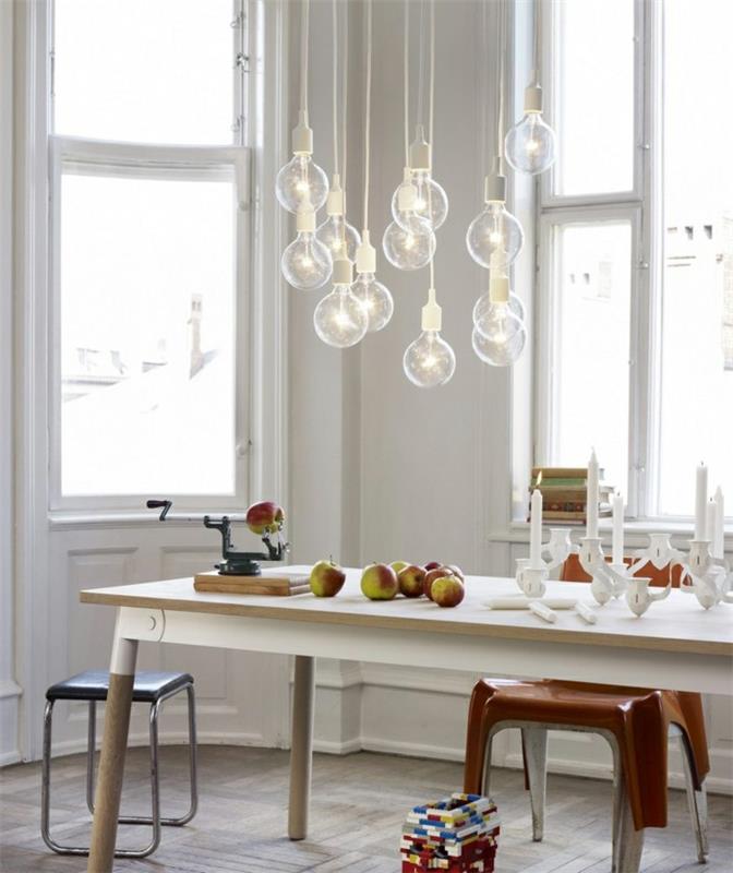 Skandinaavinen muotoilu ruokasalissa puinen pöytä ja hienot tuolit