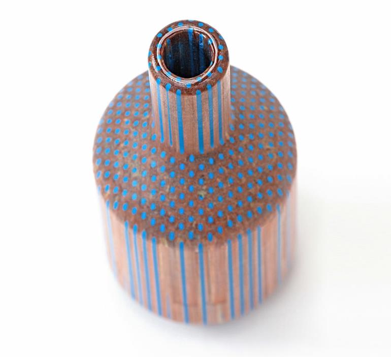Skandinaaviset design -huonekalut yhdistävät sinisistä lyijykynistä valmistettuja maljakoita