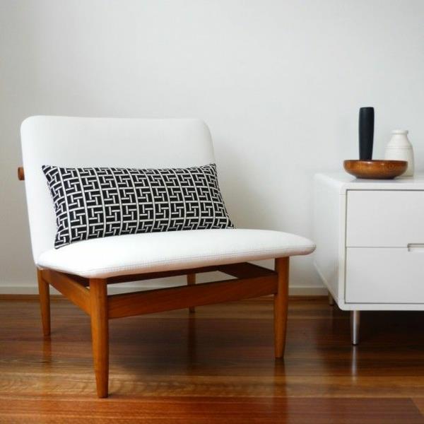 Skandinaavisen muotoilun huonekalut verhoiltu nojatuoli valkoinen lipasto puulattia