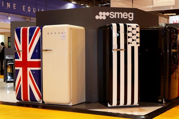 smeg -jääkaapin retro -värien näyttely