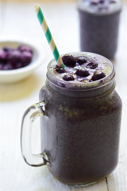 smoothie acai -marjan kanssa