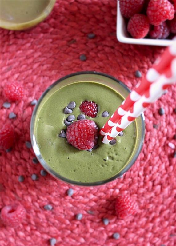 smoothie suklaalla ja vadelmilla