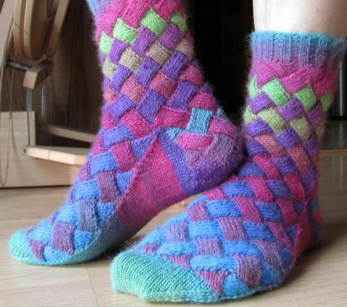 sukat neulovat värikkäitä sukkia
