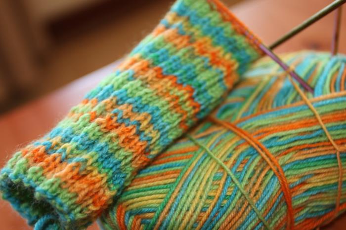 sukat neulo värikkäät sukat oikein