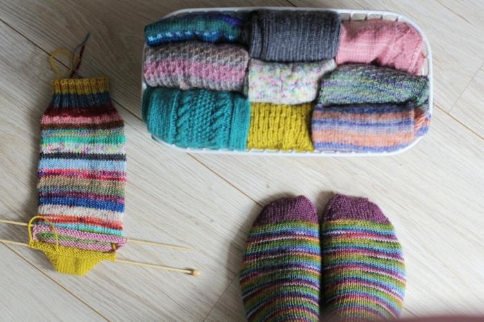 sukat neuloa värikkäitä sukkia oikea väriyhdistelmä