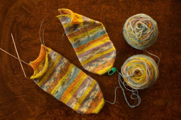 sukat neulovat värikkäitä sukkia samaan aikaan