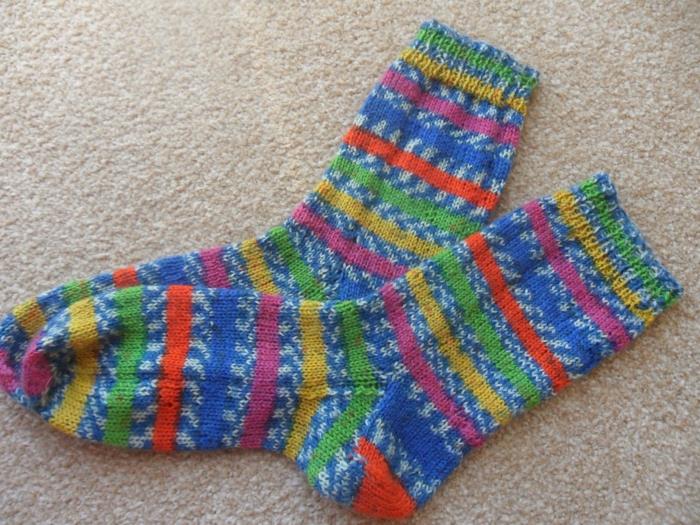 sukat neuloa värikkäitä sukkia oikea vasen malli