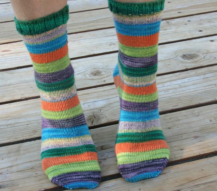 sukat neulo värikkäitä sukkia oikean vasemmanpuoleisia tilkkutöitä