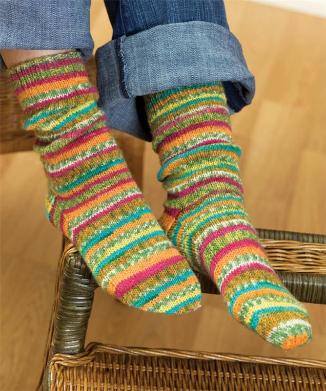 sukat neulominen värikäs sukat neulomalli