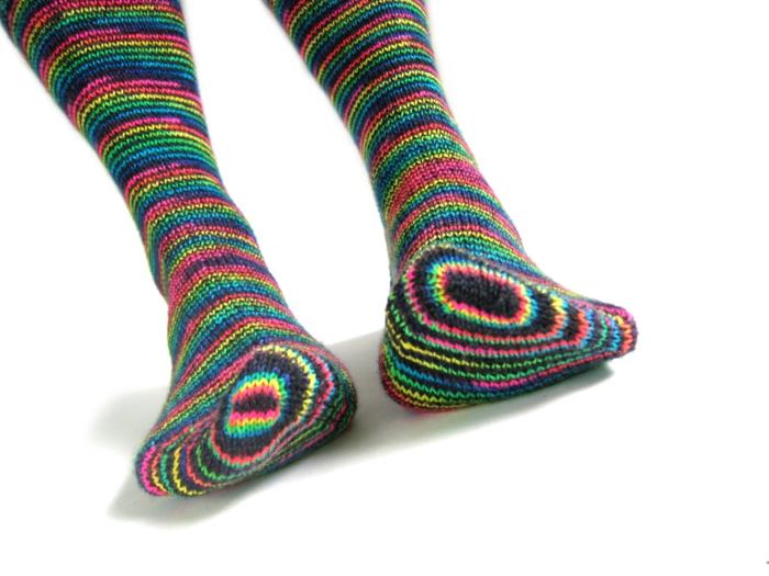 sukat neulomalla värikkäitä sukkia neulomalliset polvisukat