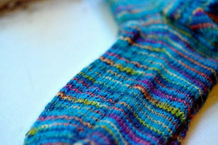kantapää neuloa värikkäitä sukkia neulomalli jooga sukat kaltevuus