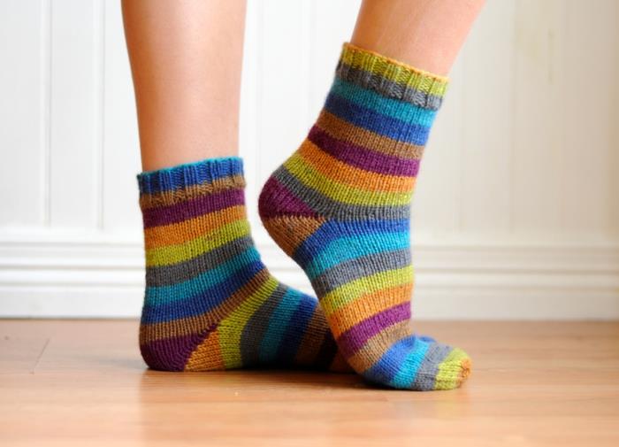 kantapää neuloa värikkäitä sukkia neulomalli jooga sukat kodikas