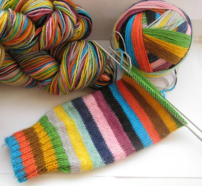 kantapää neuloa värikkäitä sukkia neulomalli jooga sukat puhtaita