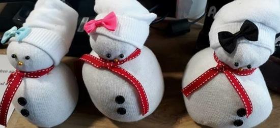 sukka lumiukko näpertelee joulukoristeita vanhoista sukista
