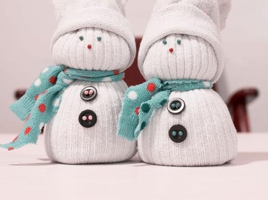 sukka lumiukko näpertelee joulukoristeita vanhoista sukista