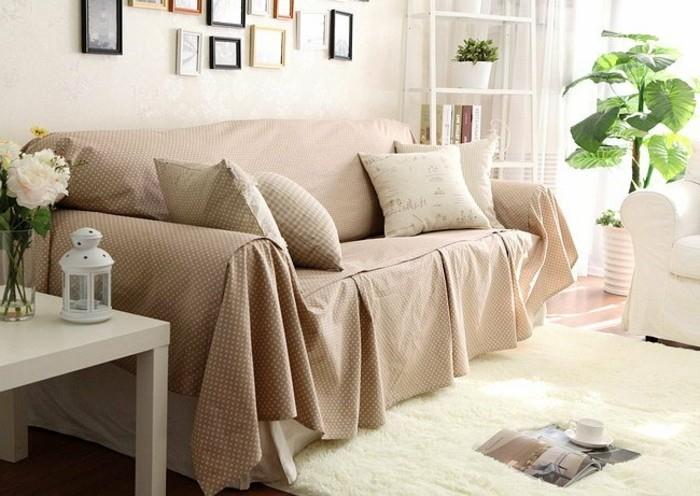 sohvapäällinen moderni ruudullinen olohuone kukkakoriste