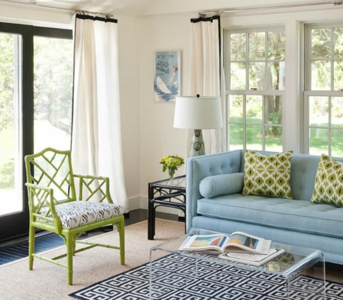 sohva sininen vaaleansininen geometrinen matto vihreä aksentti valkoiset verhot