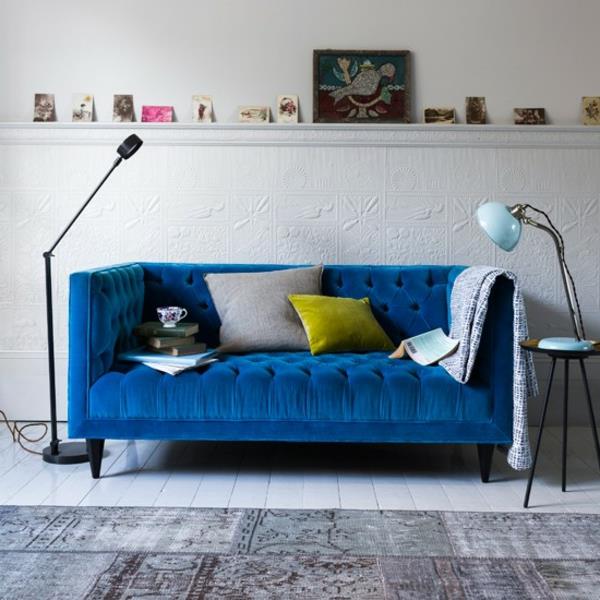 sohva sininen sohvatyynyt neutraali olohuoneen matto