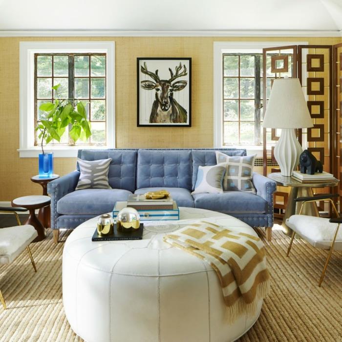 sohva sininen valkoinen sohvapöytä sisalmatto keltaiset seinät
