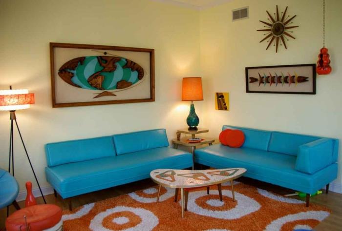 sohva sininen olohuone sohvat oranssi matto vaaleat seinät
