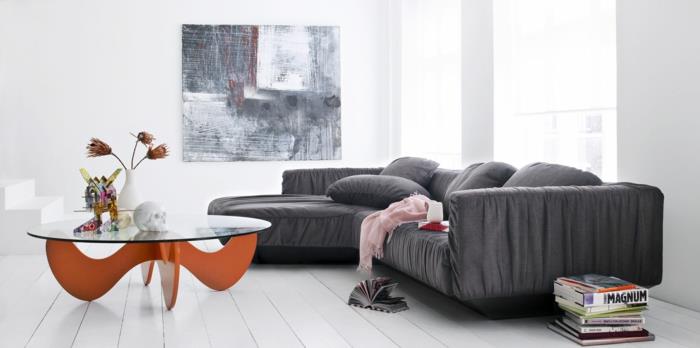 sohva harmaa olohuone sisustus viileä sohvapöytä lasi oranssi pohja